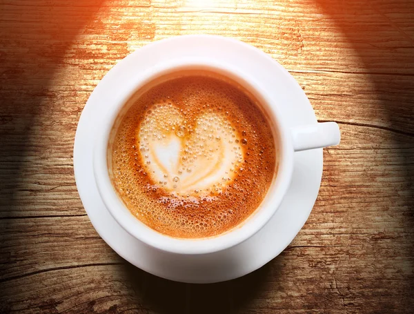 Taza de café con espuma en forma de corazón — Foto de Stock