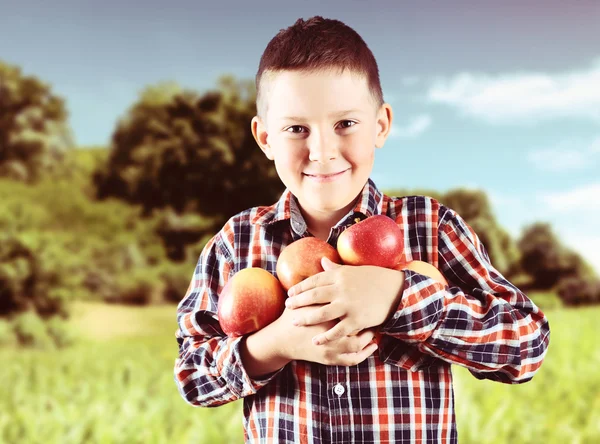 Kleine jongen met appels — Stockfoto