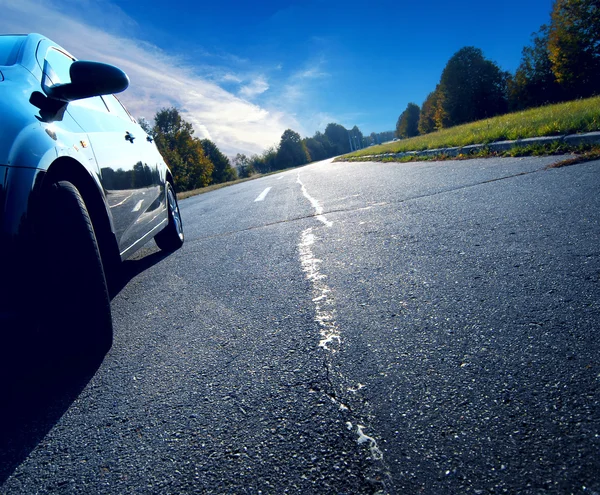 Auto a cavallo su strada — Foto Stock