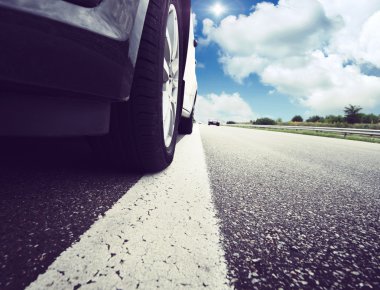 araba bulanık ve mavi gökyüzü bulutlu