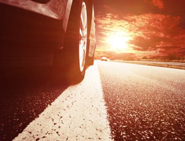 araba bulanık ve mavi gökyüzü bulutlu