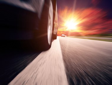 araba bulanık ve mavi gökyüzü bulutlu