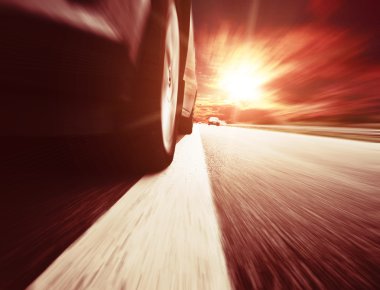 araba bulanık ve mavi gökyüzü bulutlu