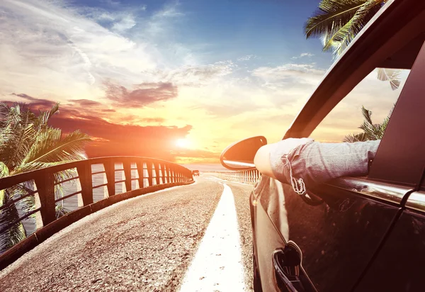 Anreise mit dem Auto zum tropischen Strand — Stockfoto