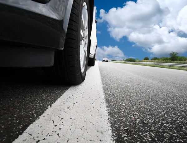 Voiture floue et ciel bleu avec nuages — Photo