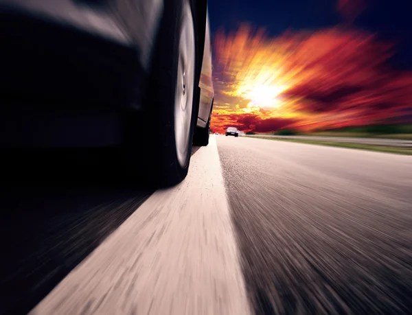 Coche borroso y cielo azul con nubes — Foto de Stock