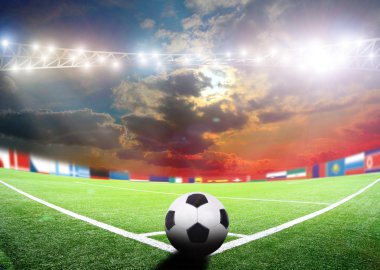 Işıklar gece ve büyük futbol stadyumu