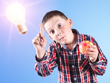 Ampul üzerinde parmak ile işaret eden oktan yukarı çocuk