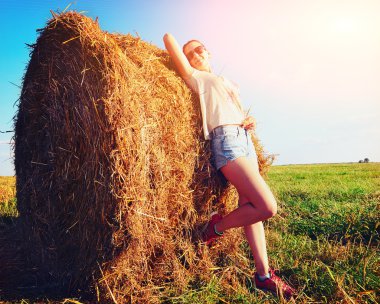 alanda duran genç kadın