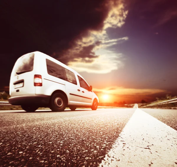 Coche blanco en camino de asfalto — Foto de Stock