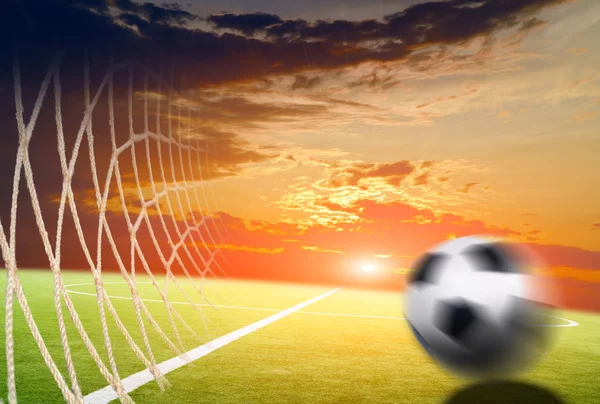 Pallone da calcio su sfondo tramonto — Foto Stock