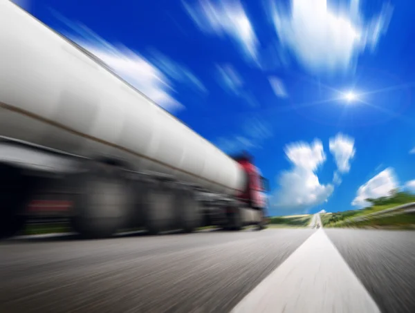 Snel rijdende vrachtwagen op de snelweg — Stockfoto