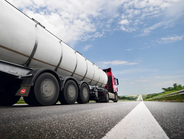 Fortkörning bil på motorvägen — Stockfoto