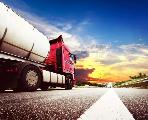 Semi vrachtwagen in beweging. — Stockfoto