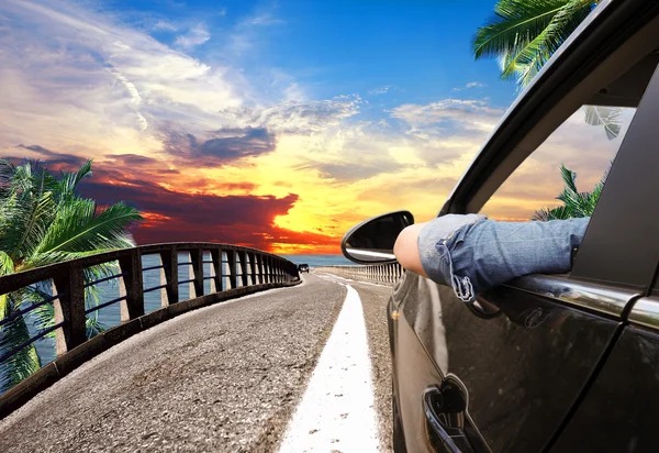 Framme på bil till sommar strand — Stockfoto