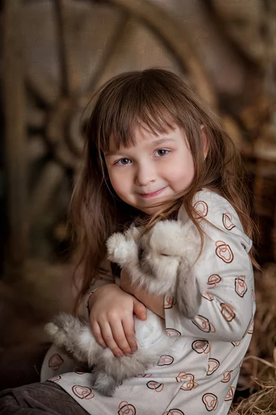 Retrato de niña linda con conejo —  Fotos de Stock