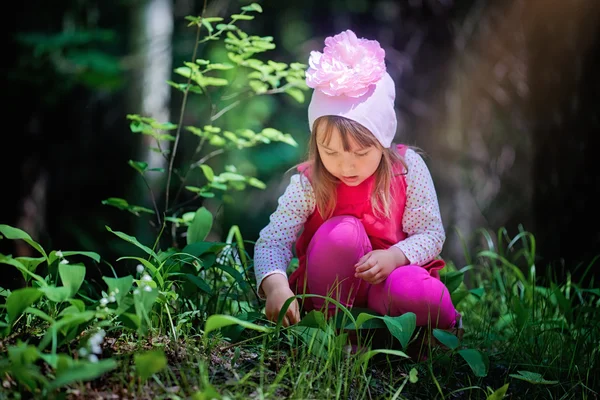 Fille dans la forêt de printemps — Photo