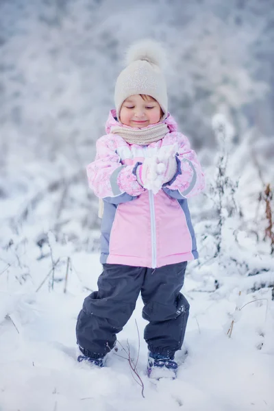 Aranyos kislány a téli erdő — Stock Fotó