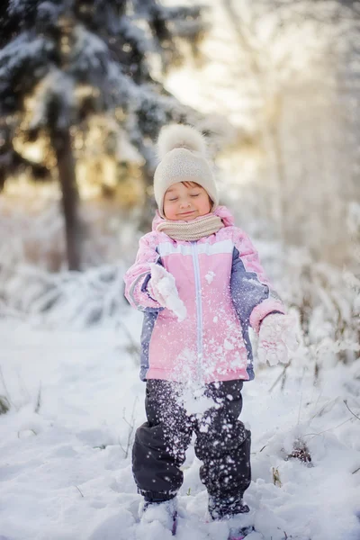 Menina bonito na floresta de inverno — Fotografia de Stock