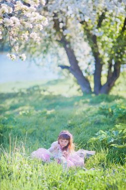 Bahar Bahçe, küçük kız