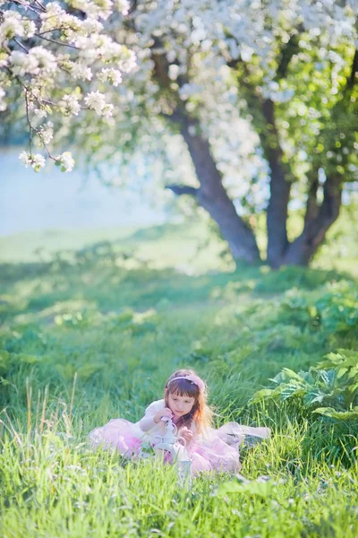 Menina no jardim da primavera — Fotografia de Stock