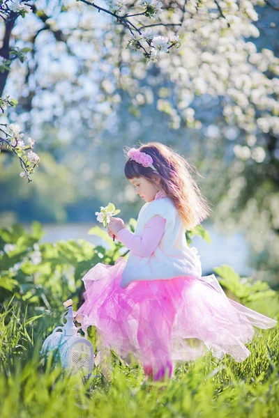 Bambina nel giardino primaverile — Foto Stock