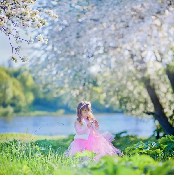 春の庭の小さな女の子 — ストック写真
