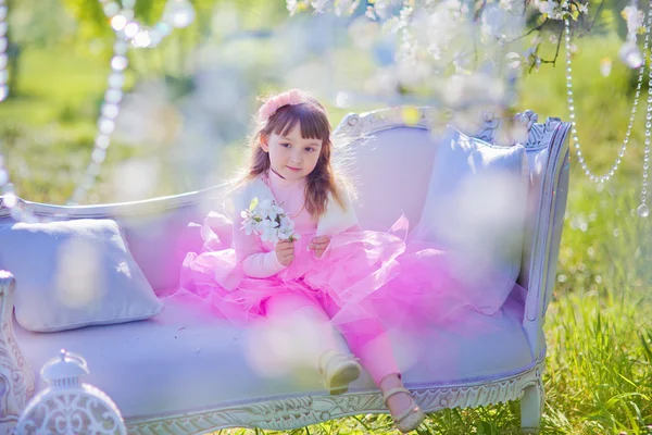 Klein meisje in lentetuin — Stockfoto