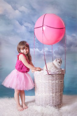 Kız ve balon ile kedi