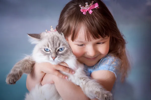 Mädchen mit Katze — Stockfoto