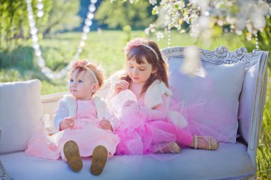 Little sisters çiçeği Bahçe