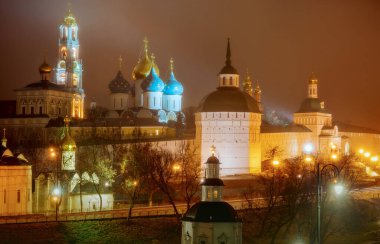 St. Sergius Trinity Lavra Rus Ortodoks Kilisesi 'nin en önemli manastırı ve ruhani merkeziydi. Manastır Sergiyev Posad kasabasında yer almaktadır.