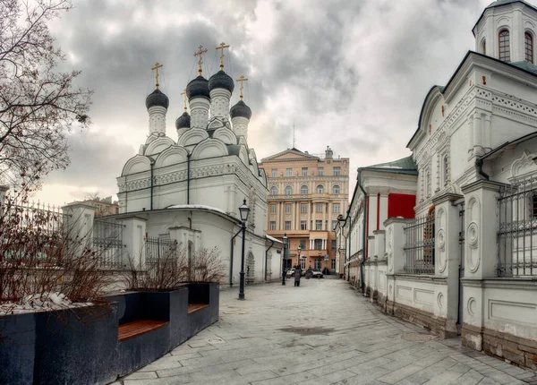 莫斯科 莫斯科地区 俄罗斯 2019 切尔尼科夫车道和切尔尼科夫的迈克尔教堂和费奥多在多云的春天 — 图库照片
