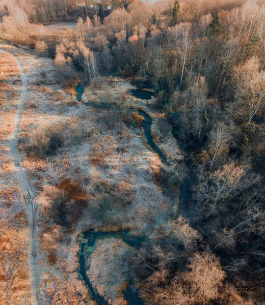 モスクワ地方 ロシアの小さな森林川Skalbaの空中ビュー 11月の晴れた日の美しい秋の風景 — ストック写真