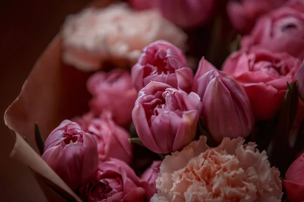 Buquê Flores Bonitas Com Rosas Peônias Roxas Cravos Tulipas Papel — Fotografia de Stock