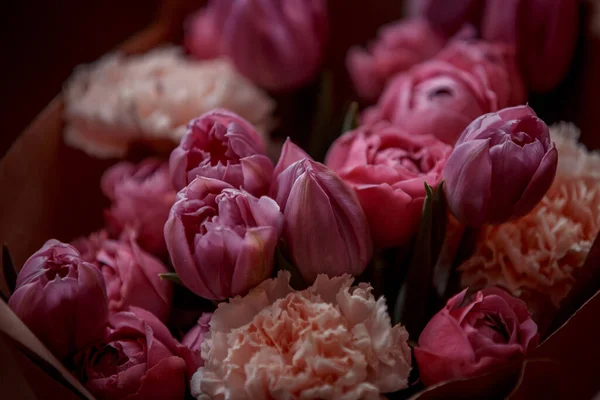 Букет Красивих Квітів Фіолетовими Піоновидними Трояндами Гвоздиками Тюльпанами Ремісничому Папері — стокове фото