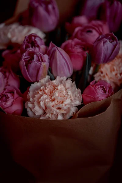 Bukiet Pięknych Kwiatów Fioletowymi Piwońskimi Różami Goździkami Tulipanami Papierze Rzemieślniczym — Zdjęcie stockowe