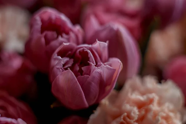 Buquê Flores Bonitas Com Rosas Peônias Roxas Cravos Tulipas Papel — Fotografia de Stock