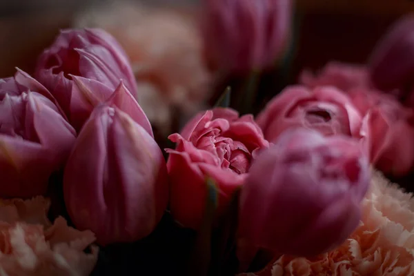 紫色の牡丹のバラ カーネーション チューリップの美しい花の花束 — ストック写真