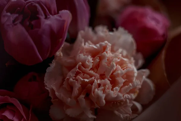 Ramo Hermosas Flores Con Rosas Peonía Púrpura Claveles Tulipanes Papel —  Fotos de Stock