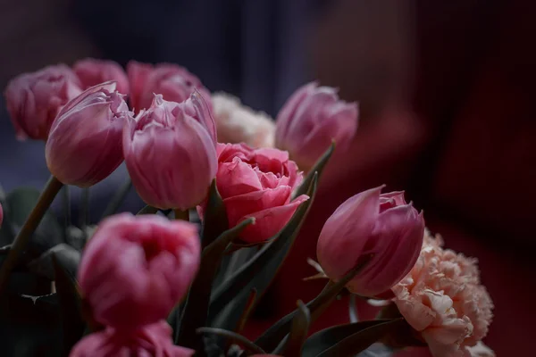 Ramo Hermosas Flores Con Rosas Peonía Púrpura Claveles Tulipanes Papel —  Fotos de Stock