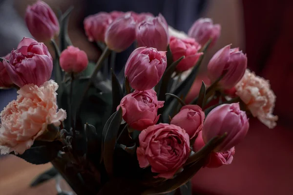 Ramo Hermosas Flores Con Rosas Peonía Púrpura Claveles Tulipanes Papel —  Fotos de Stock