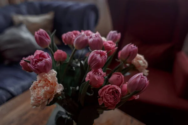 Strauß Schöner Blumen Mit Lila Pfingstrosen Nelken Und Tulpen Bastelpapier — Stockfoto