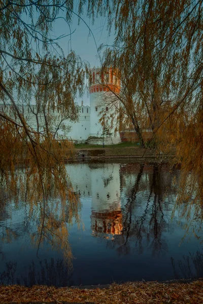 Novodevichy Convent Monastery 연못에서 십시오 러시아의 모스크바 — 스톡 사진