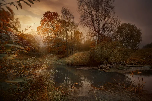 Herfstlandschap Met Rivier Bij Zonsondergang — Stockfoto