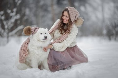 Köpekli güzel kadın kış ormanında süzüldü.