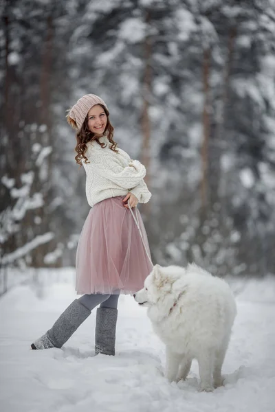 Mooie Vrouw Met Hond Samoyed Winter Bos — Stockfoto