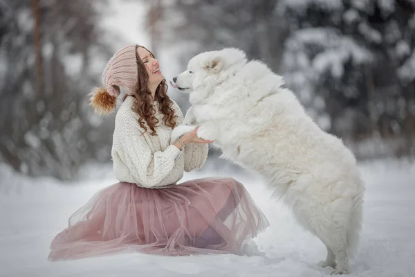 Mulher Bonita Com Cão Samoyed Floresta Inverno — Fotografia de Stock