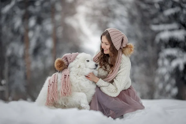 Belle Femme Avec Chien Samoyed Dans Forêt Hiver — Photo