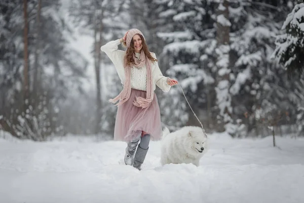 Piękna Kobieta Psem Samoyed Zimowym Lesie — Zdjęcie stockowe